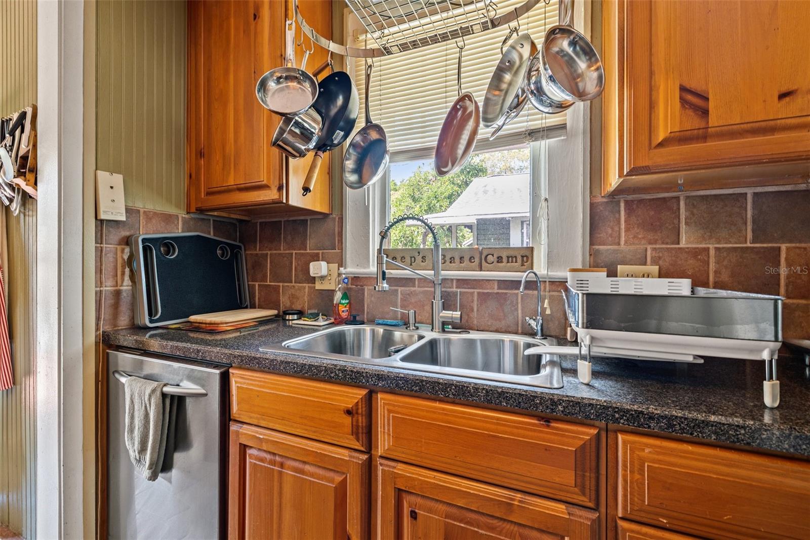 Listing photo id 8 for 2450 2nd Avenue N