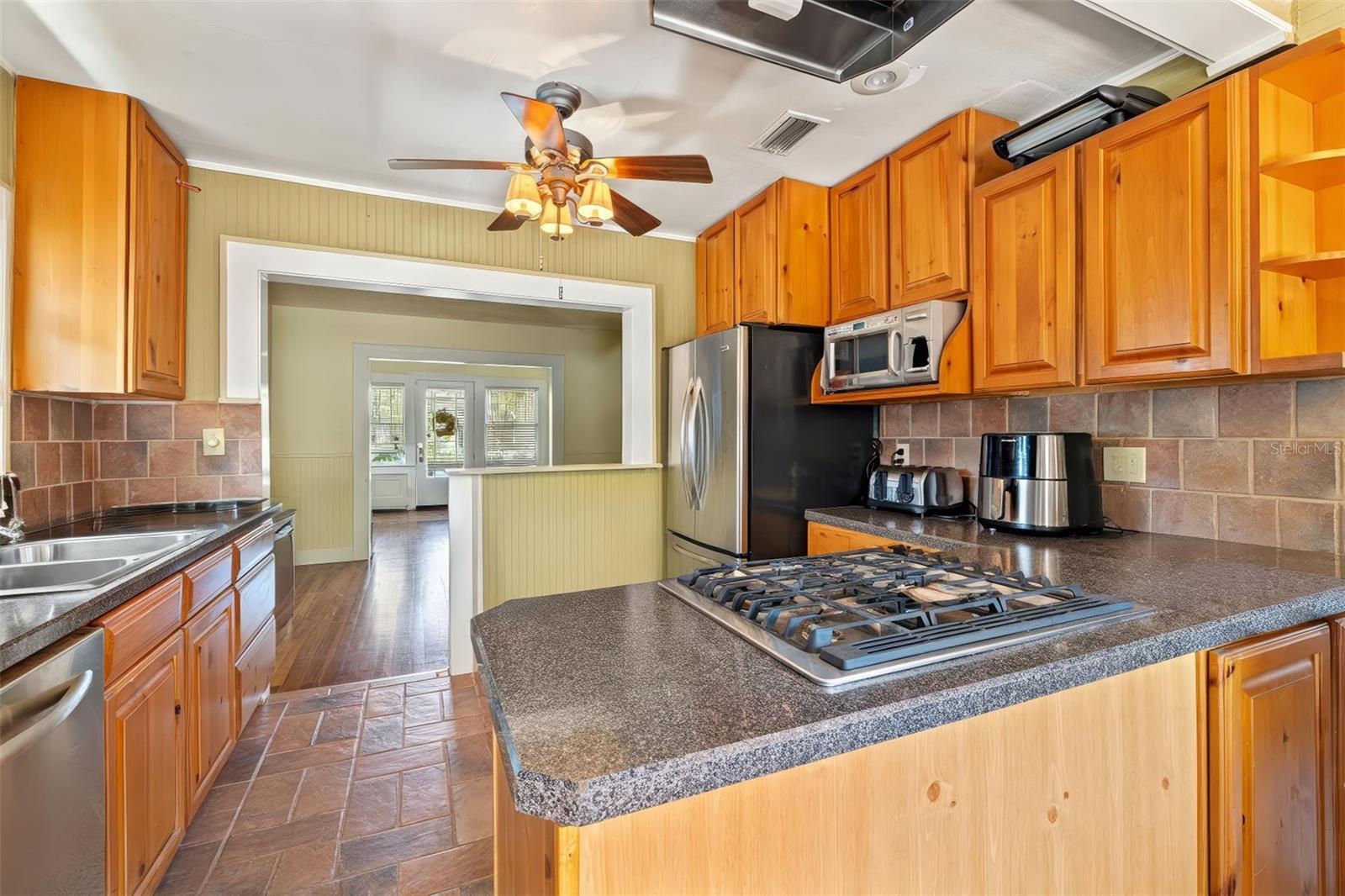Listing photo id 9 for 2450 2nd Avenue N