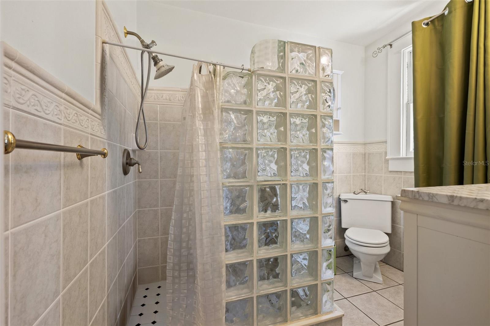 Listing photo id 10 for 2450 2nd Avenue N