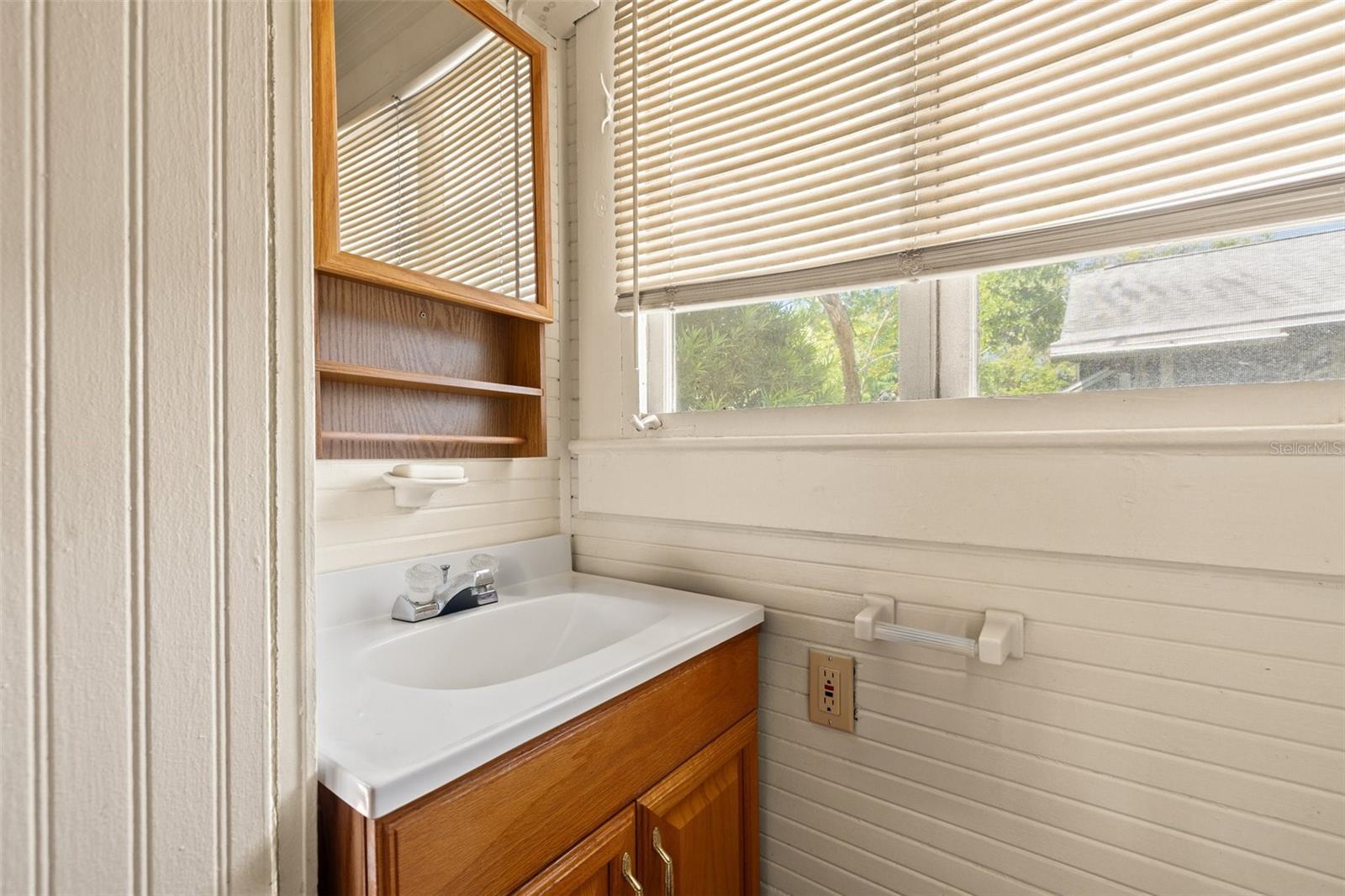Listing photo id 13 for 2450 2nd Avenue N