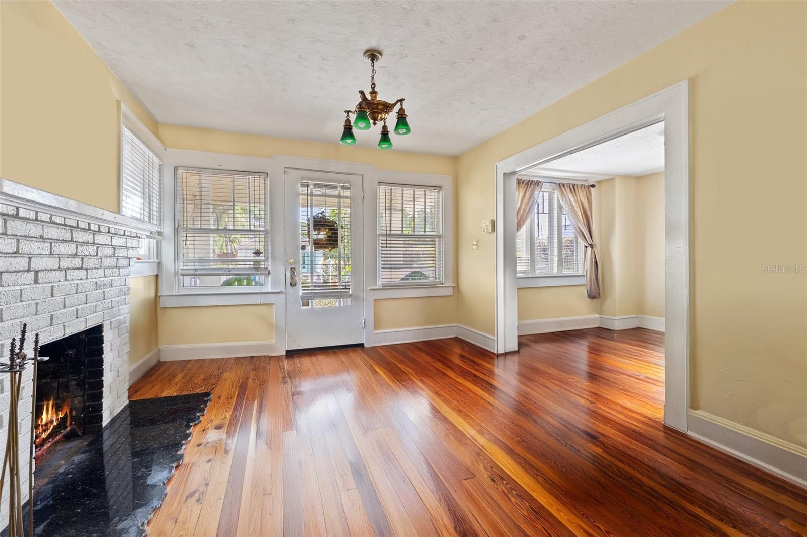 Listing photo id 3 for 2450 2nd Avenue N