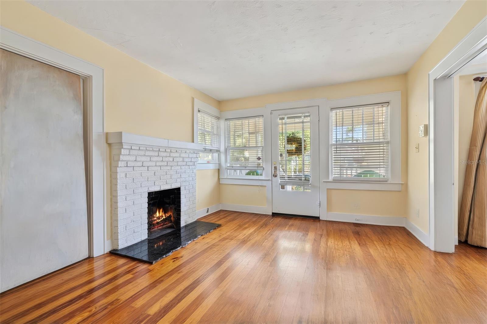Listing photo id 4 for 2450 2nd Avenue N
