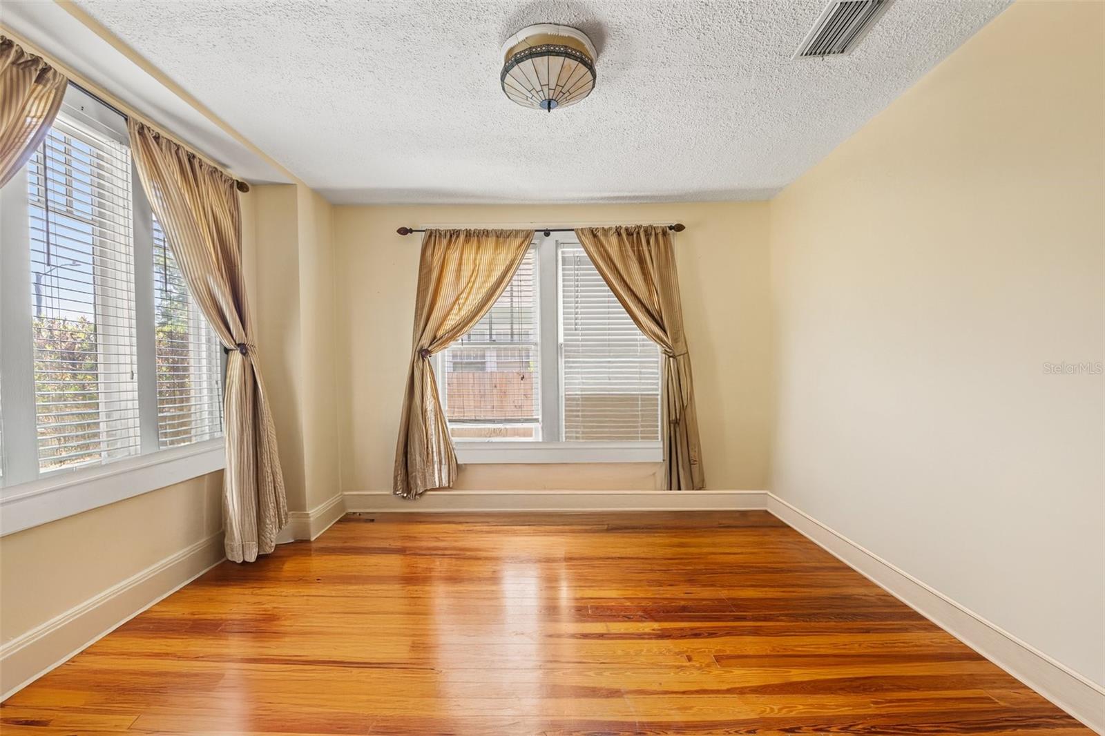 Listing photo id 5 for 2450 2nd Avenue N