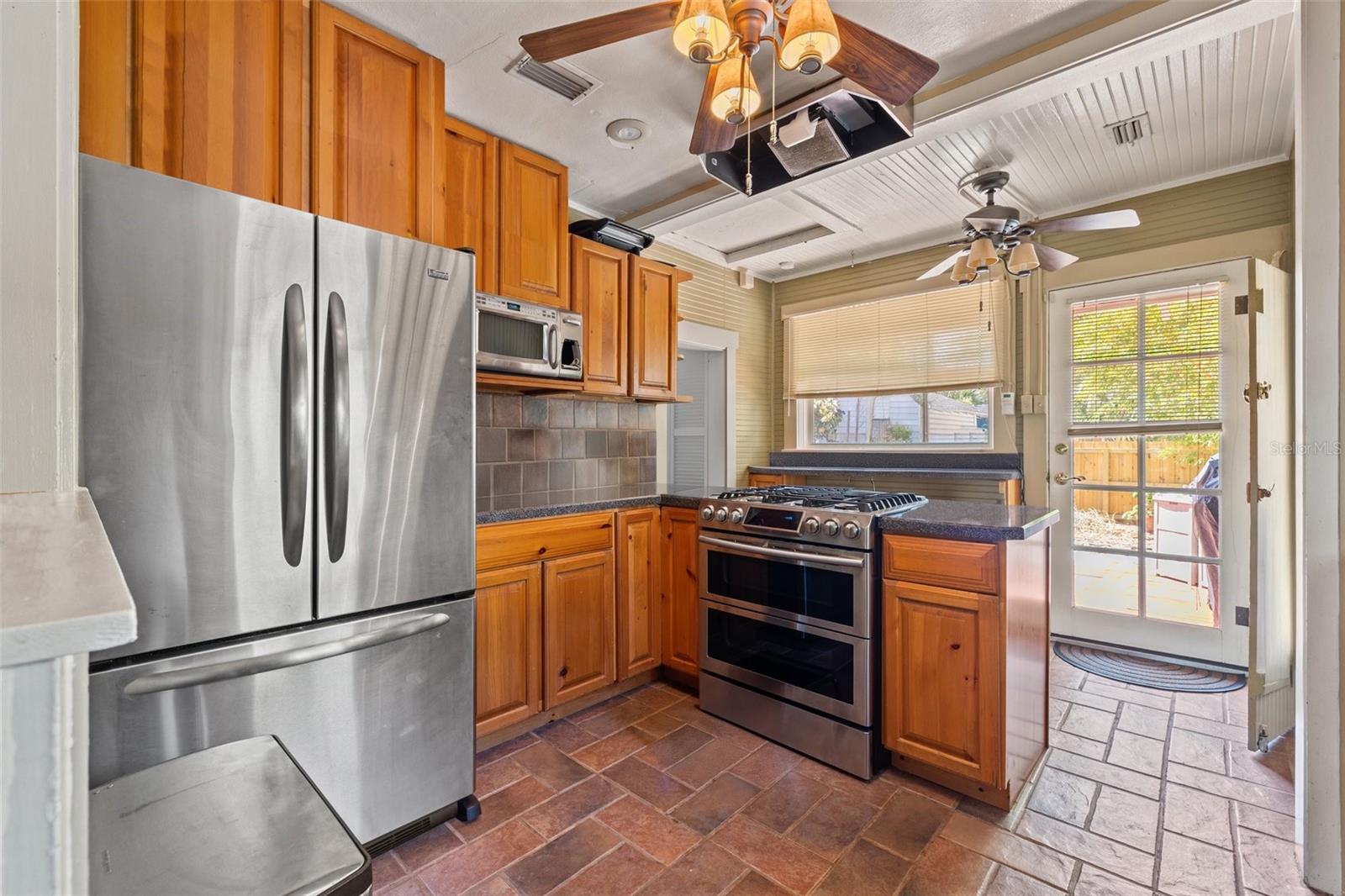 Listing photo id 7 for 2450 2nd Avenue N
