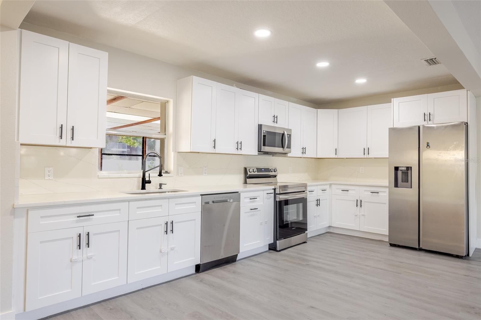 Image 11 of 36 For 10733 Drummond Road