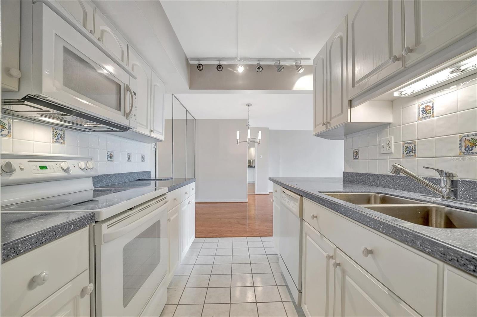 Listing photo id 19 for 10355 Paradise Boulevard 502
