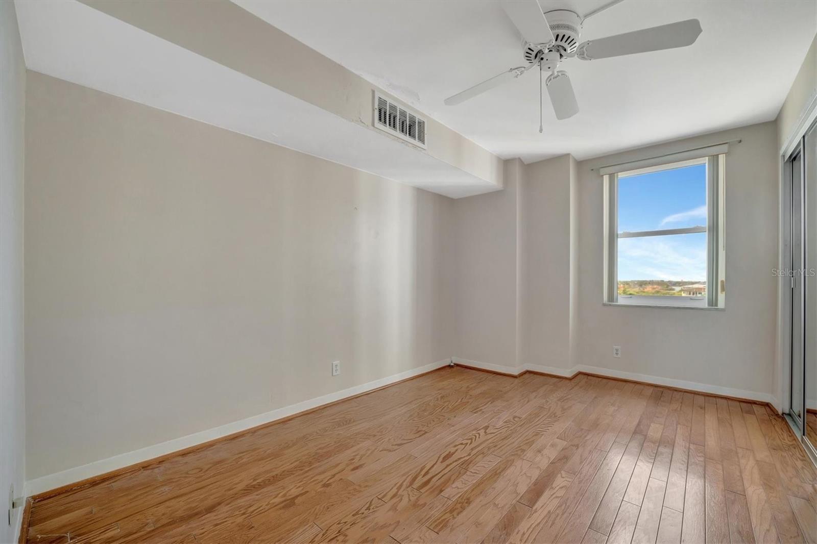 Listing photo id 21 for 10355 Paradise Boulevard 502