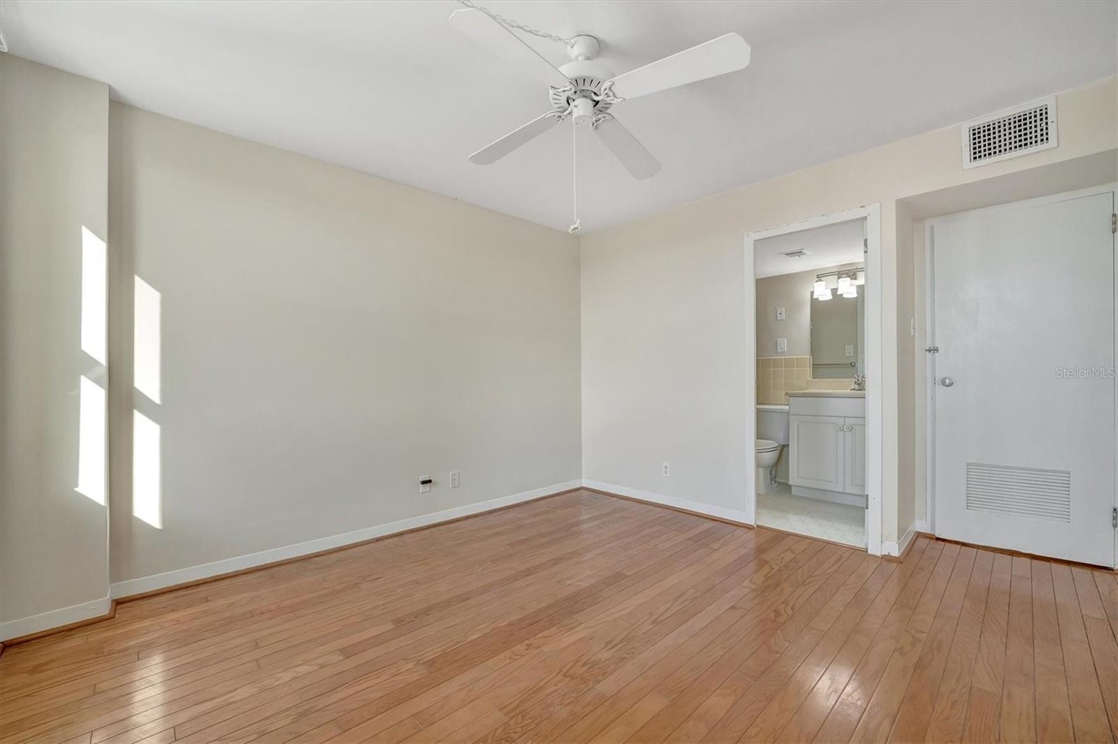 Listing photo id 27 for 10355 Paradise Boulevard 502