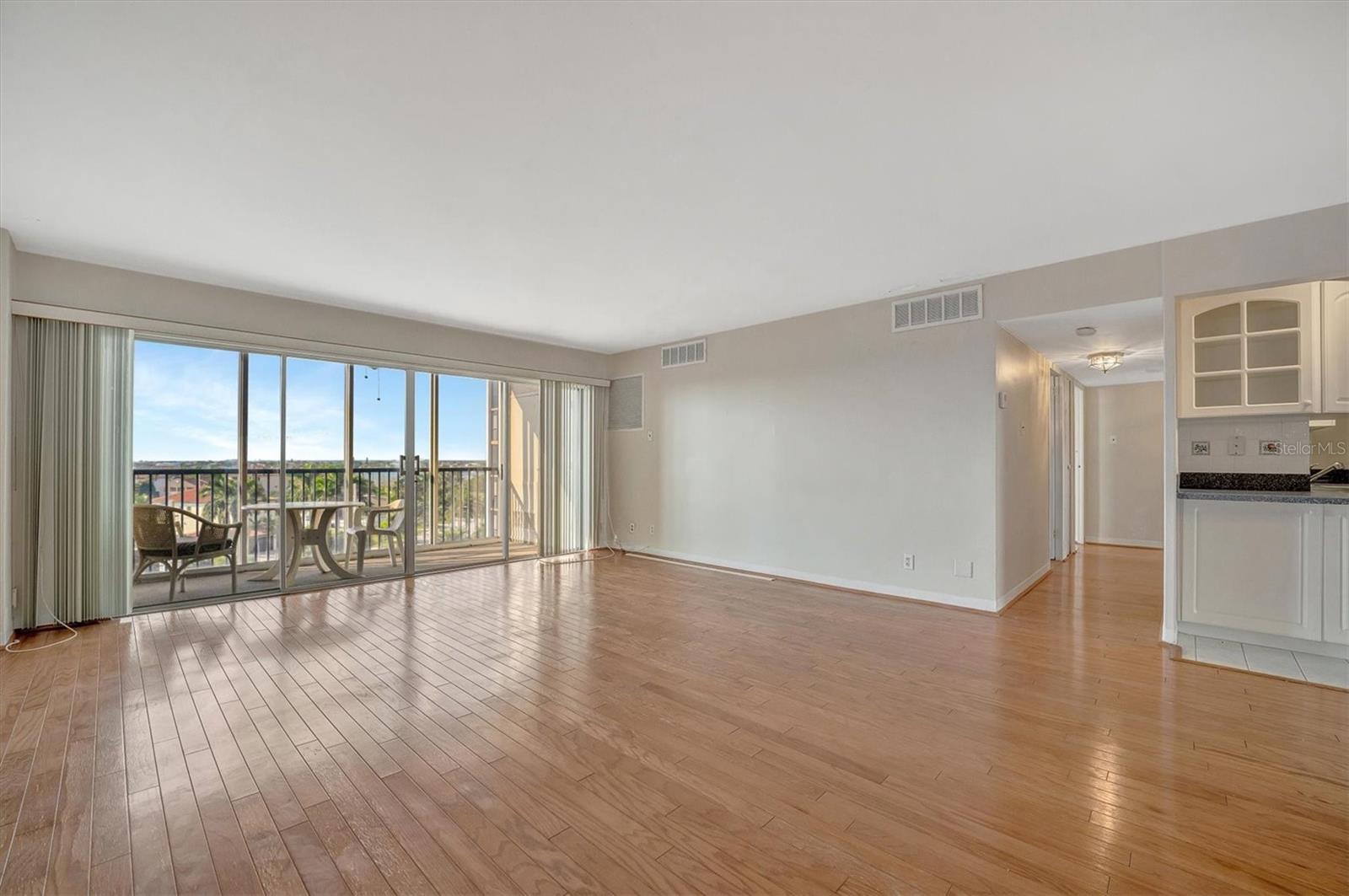 Listing photo id 5 for 10355 Paradise Boulevard 502
