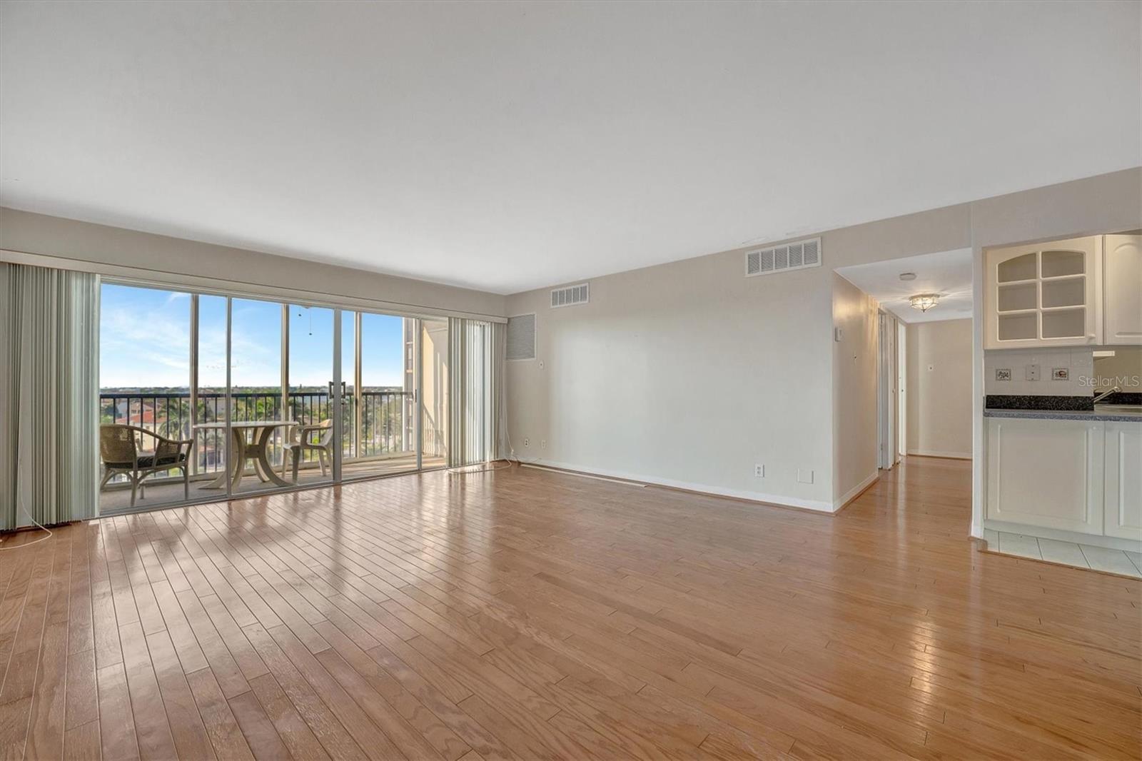 Listing photo id 6 for 10355 Paradise Boulevard 502