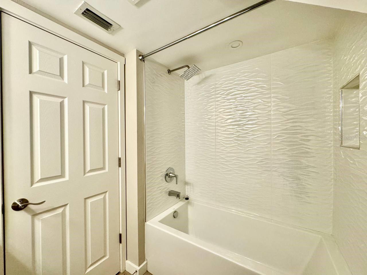 Image 19 of 27 For 4811 Bayshore Boulevard 404