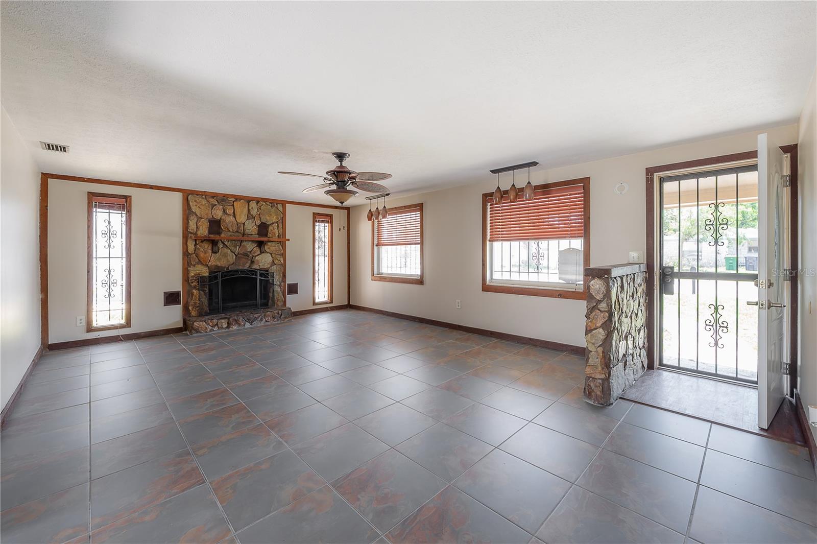 Listing photo id 2 for 2614 Liberty Street
