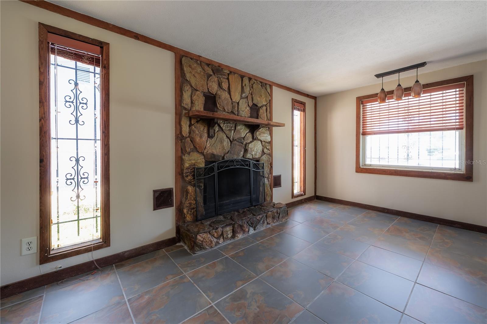 Listing photo id 3 for 2614 Liberty Street