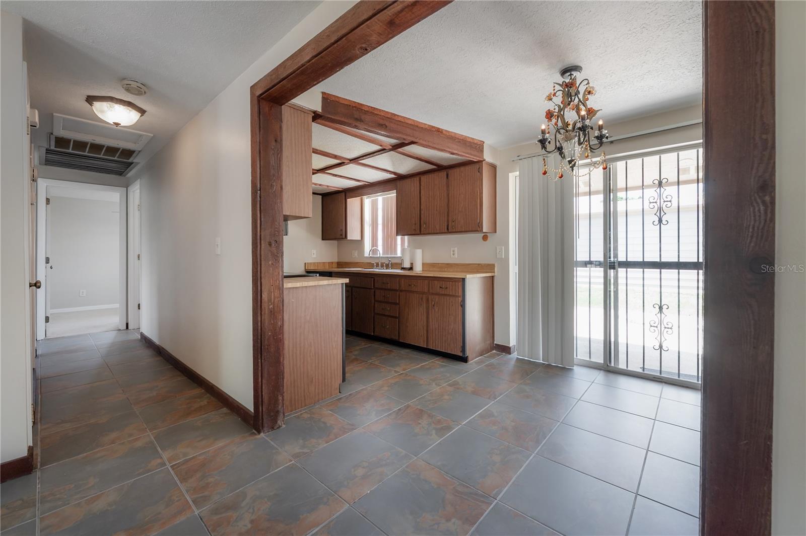 Listing photo id 5 for 2614 Liberty Street