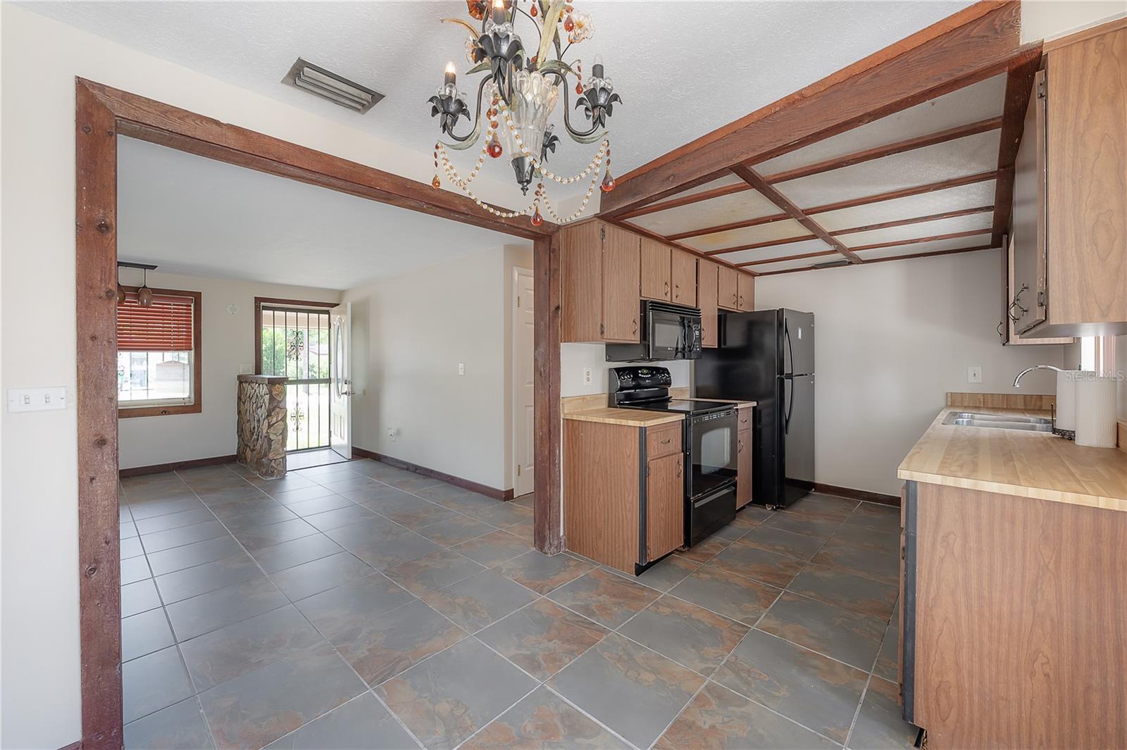 Listing photo id 6 for 2614 Liberty Street