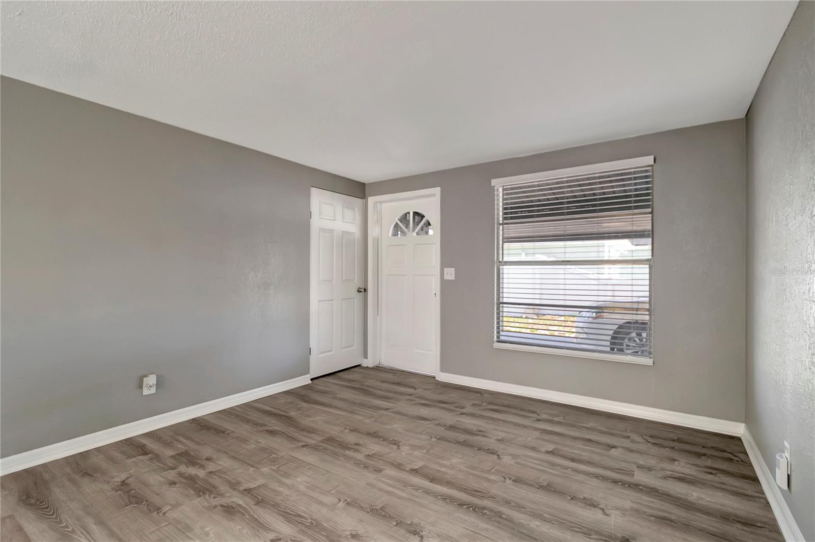 Image 8 of 34 For 6403 Lois Avenue
