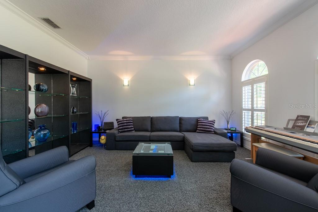 Listing photo id 8 for 5305 Lenoir Court