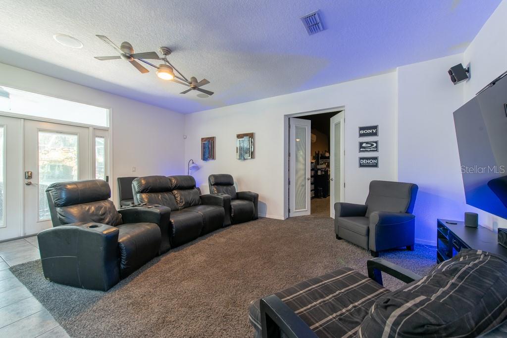 Listing photo id 14 for 5305 Lenoir Court