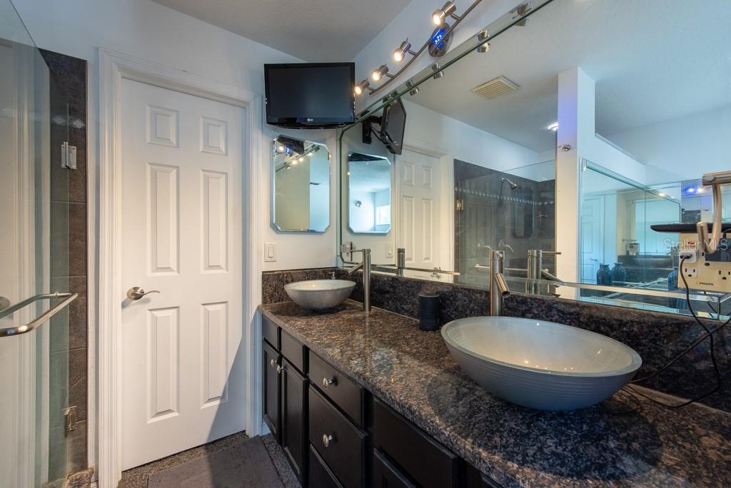 Listing photo id 31 for 5305 Lenoir Court