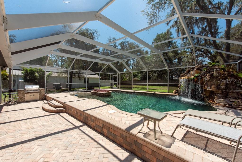 Listing photo id 2 for 5305 Lenoir Court