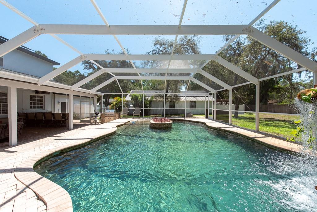 Listing photo id 3 for 5305 Lenoir Court