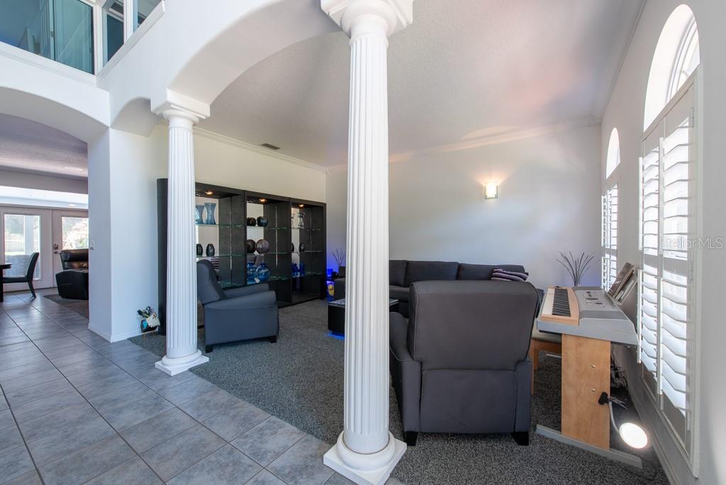 Listing photo id 7 for 5305 Lenoir Court