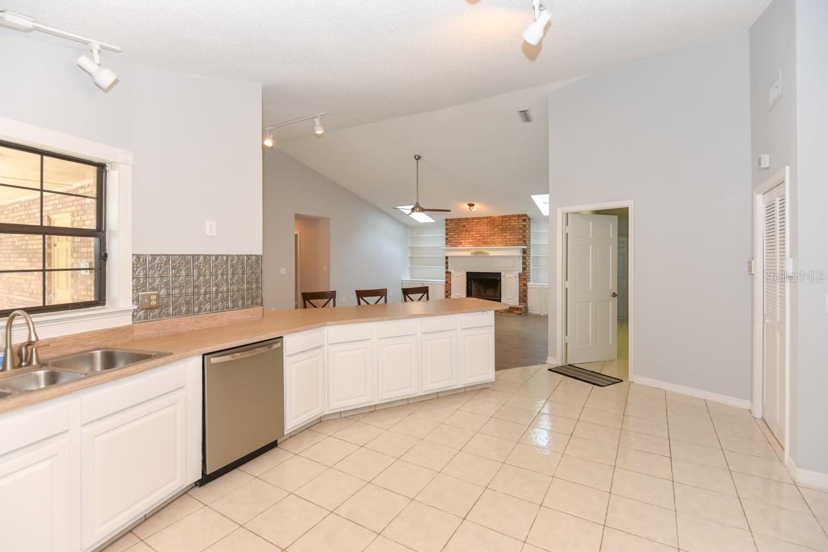 Image 6 of 40 For 24 Lake Vista Way