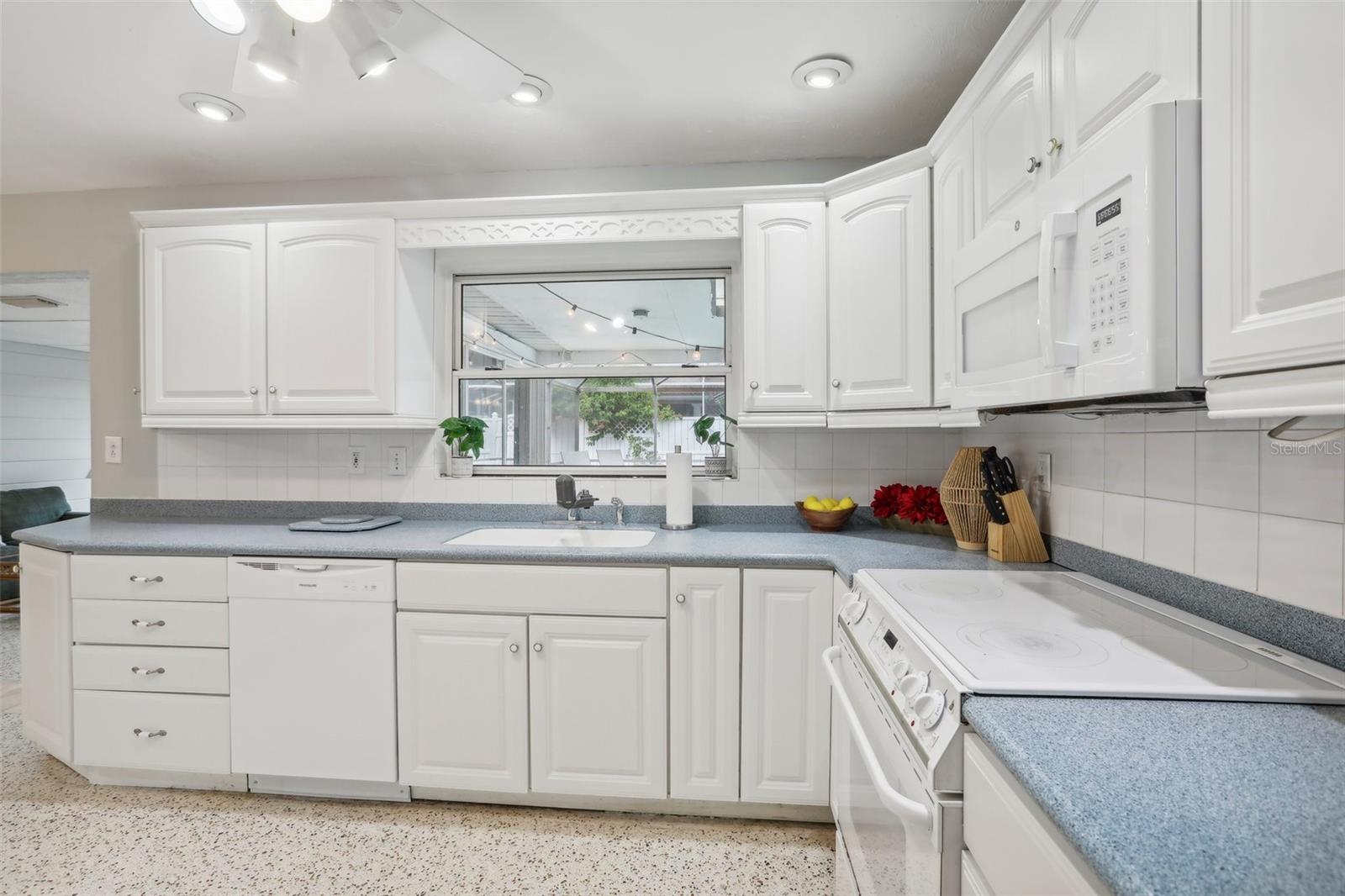 Image 17 of 35 For 6149 37th Avenue N