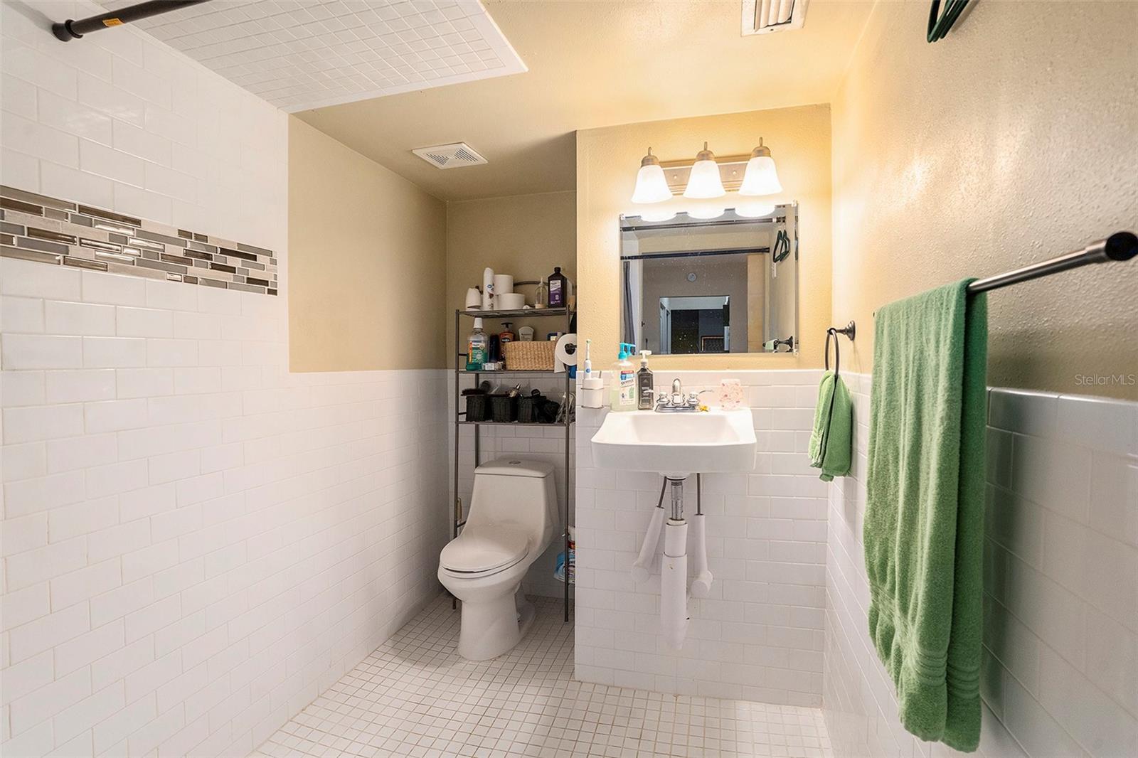 Image 20 of 30 For 702 Regent Circle S