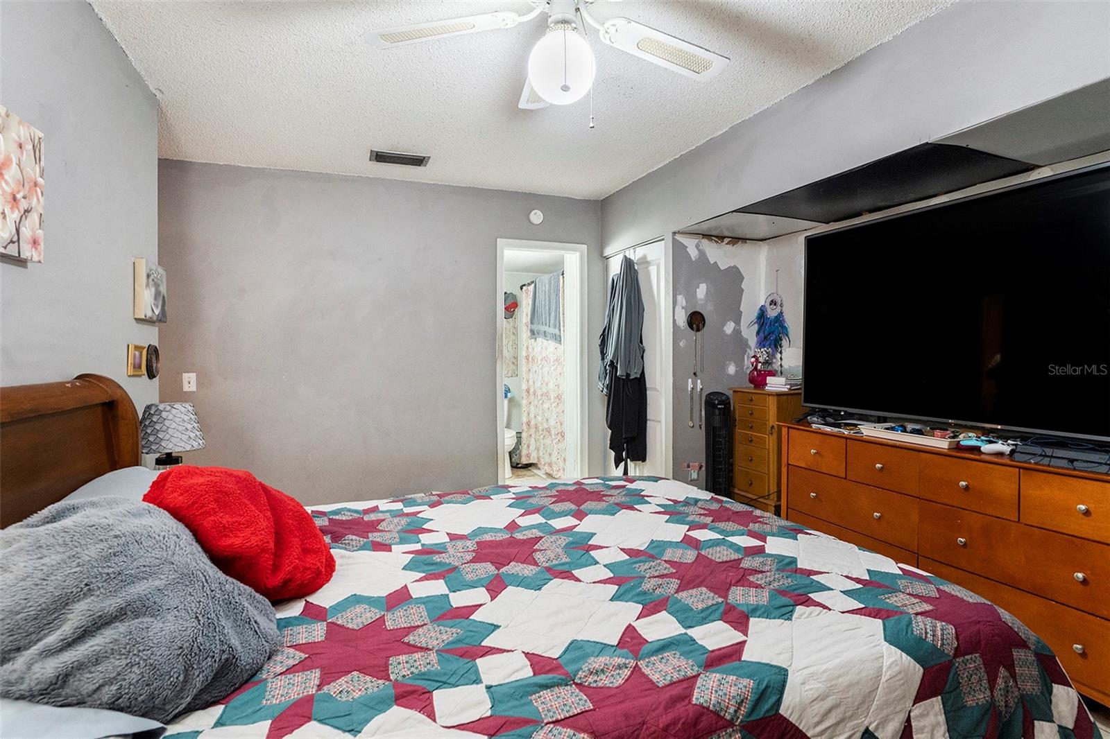 Image 22 of 30 For 702 Regent Circle S