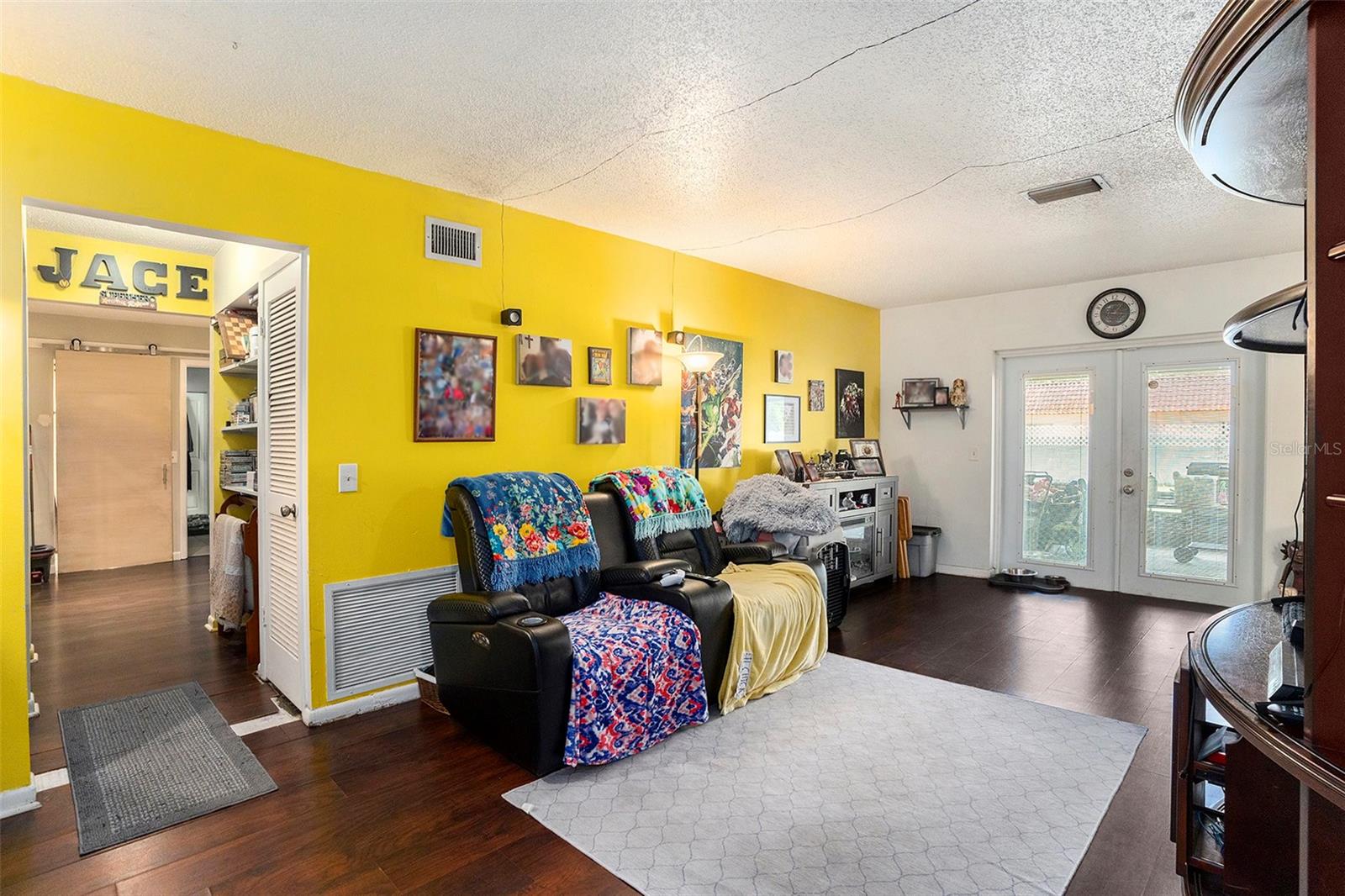 Image 6 of 30 For 702 Regent Circle S