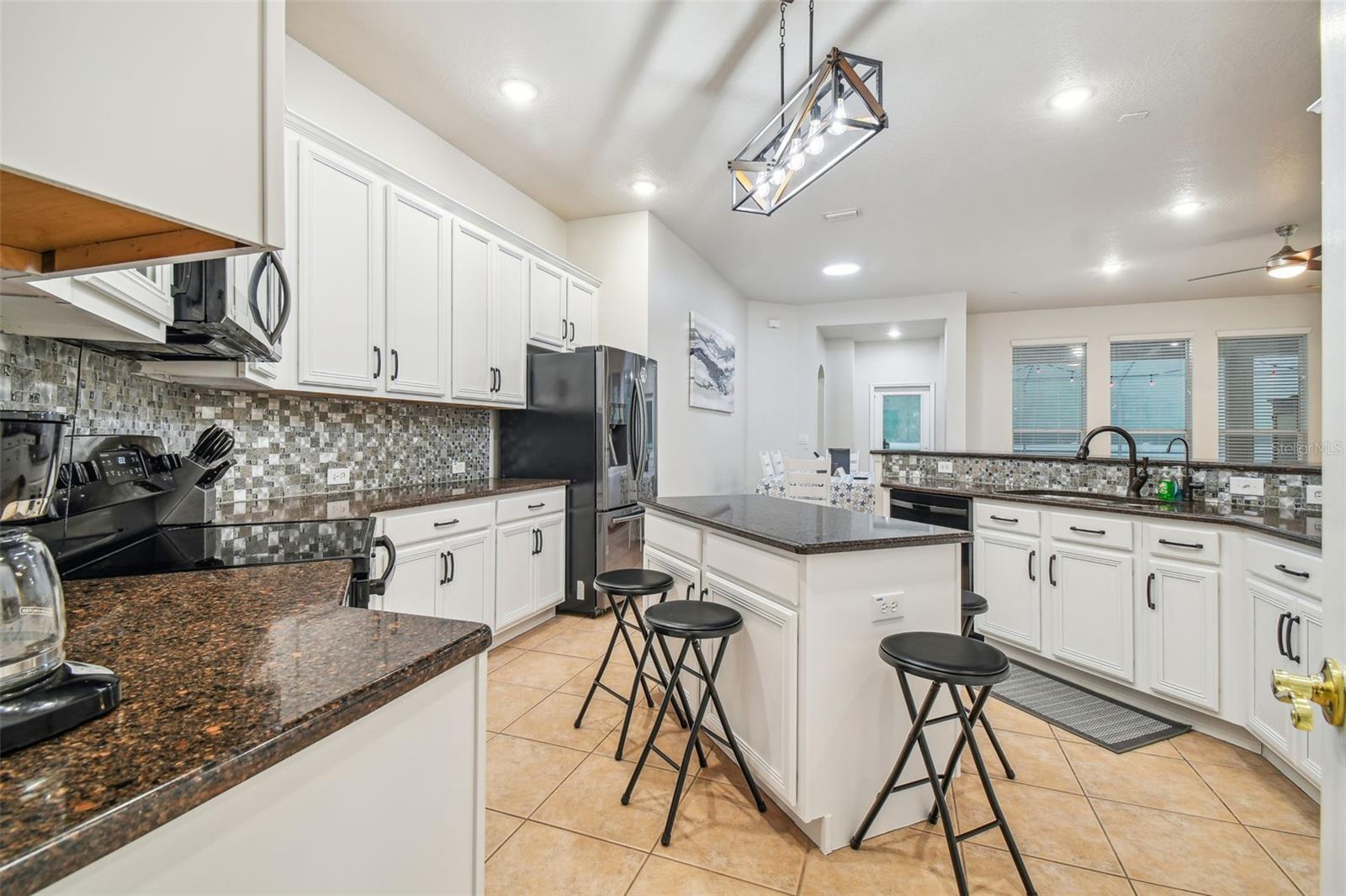 Listing photo id 13 for 7410 Ambleside Drive