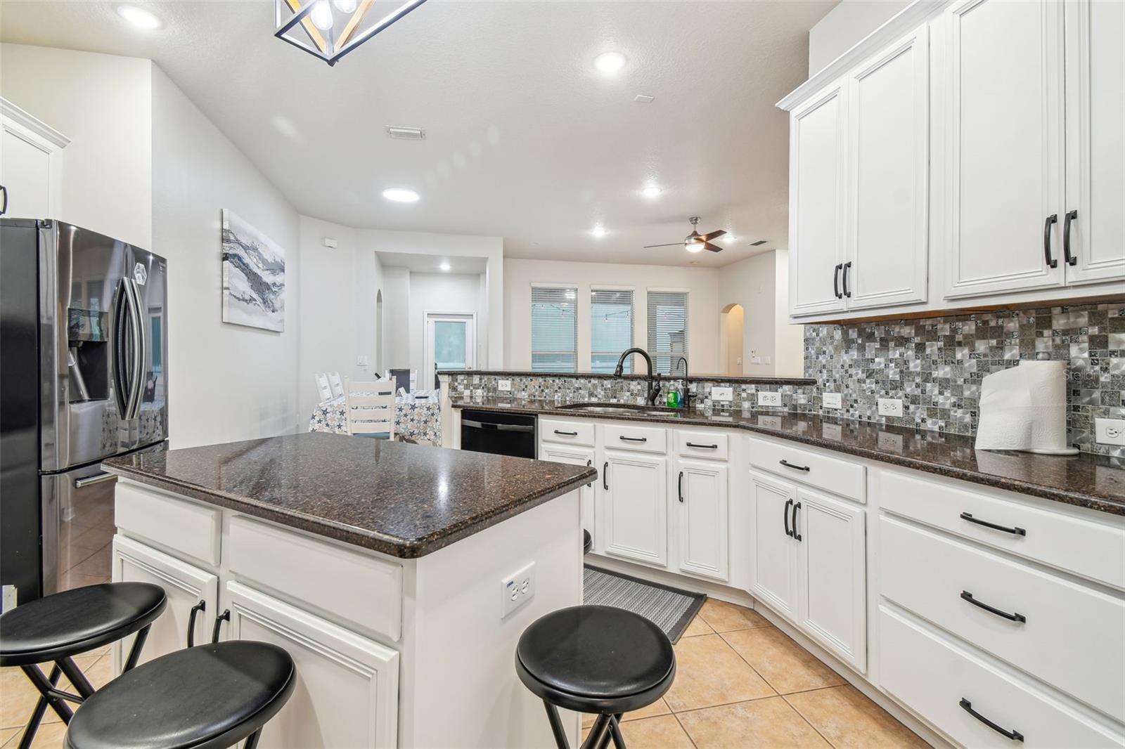 Listing photo id 14 for 7410 Ambleside Drive