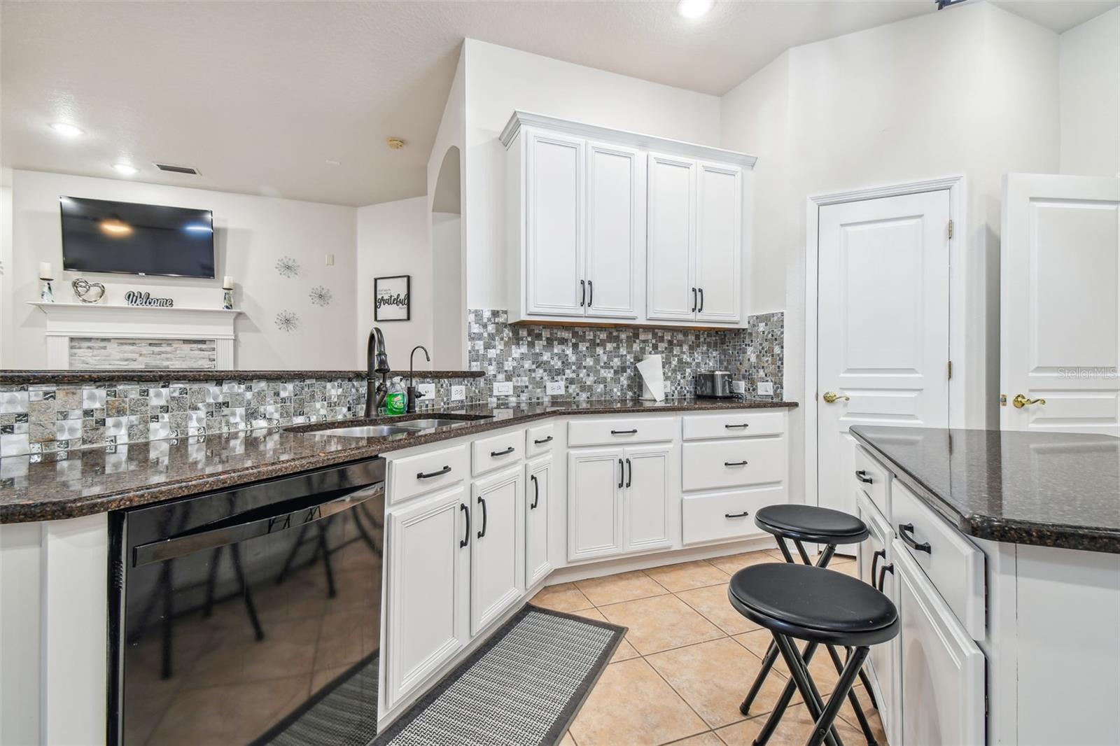 Listing photo id 18 for 7410 Ambleside Drive