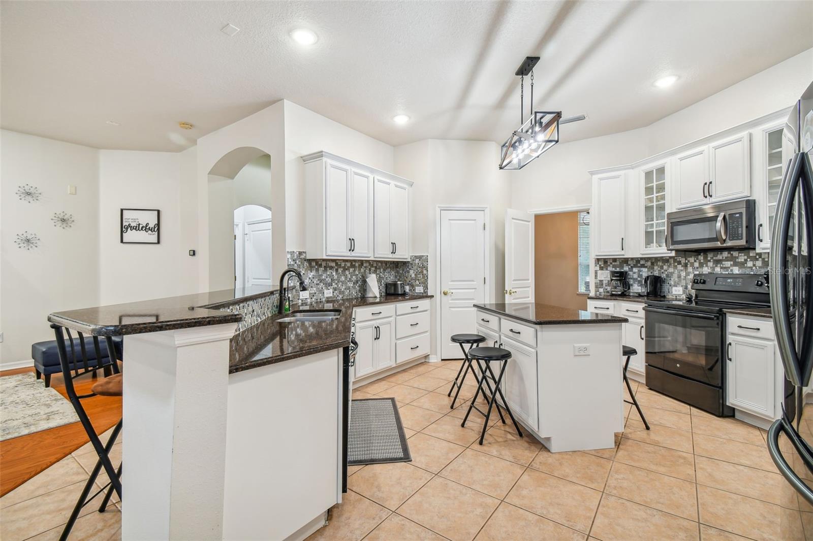Listing photo id 21 for 7410 Ambleside Drive