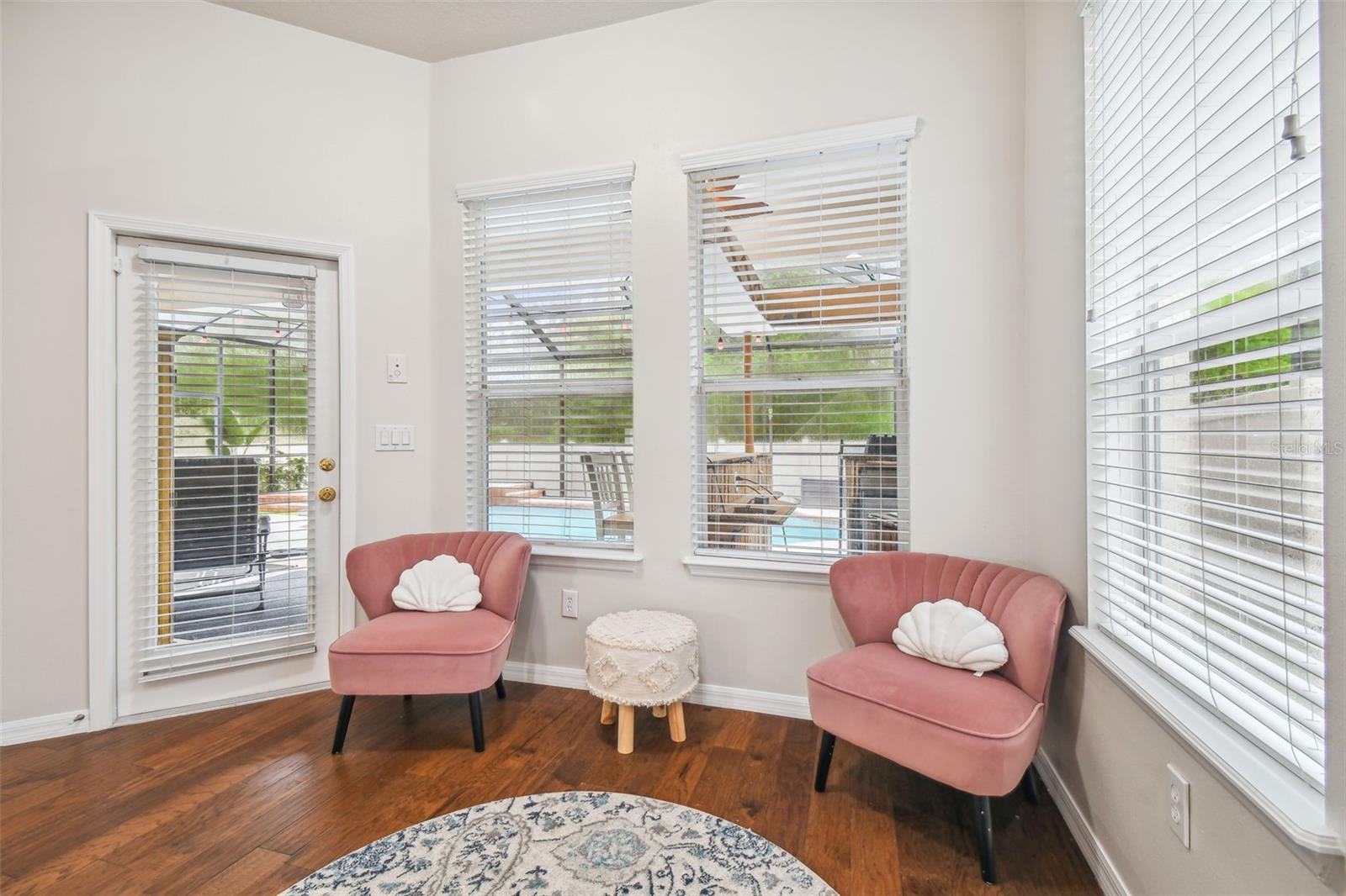 Listing photo id 37 for 7410 Ambleside Drive