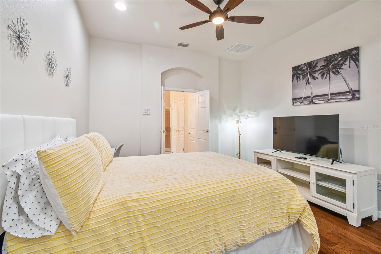 Listing photo id 38 for 7410 Ambleside Drive
