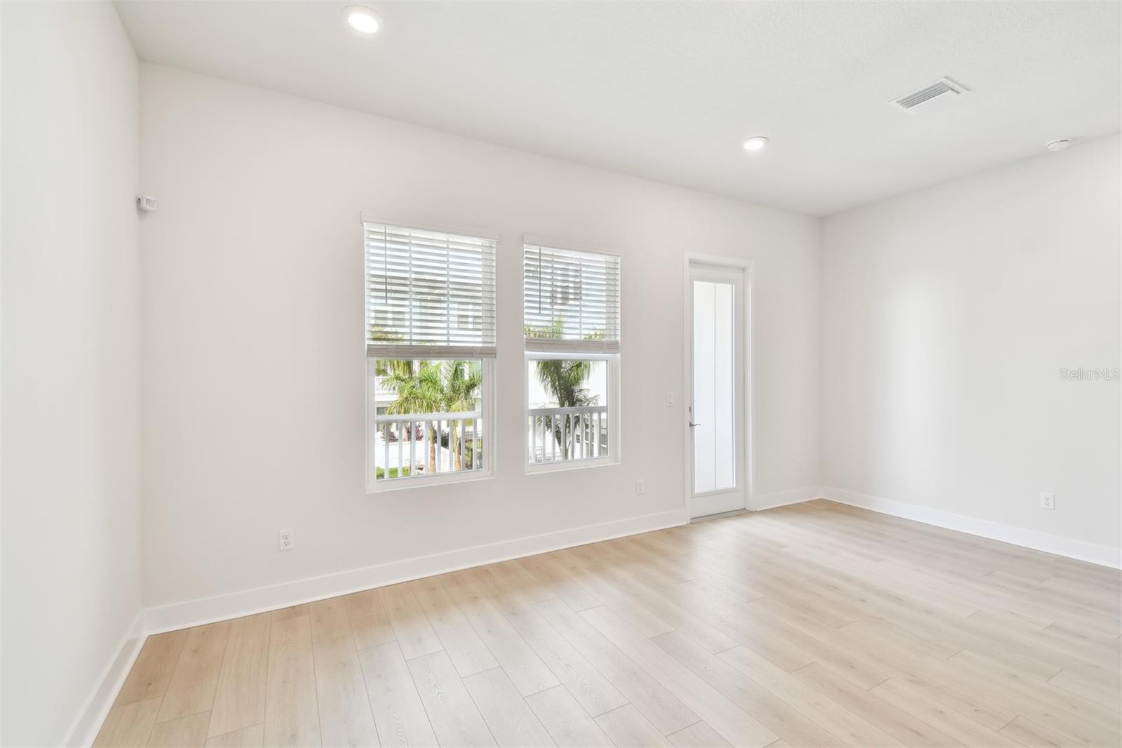 Image 16 of 47 For 448 31st Lane N