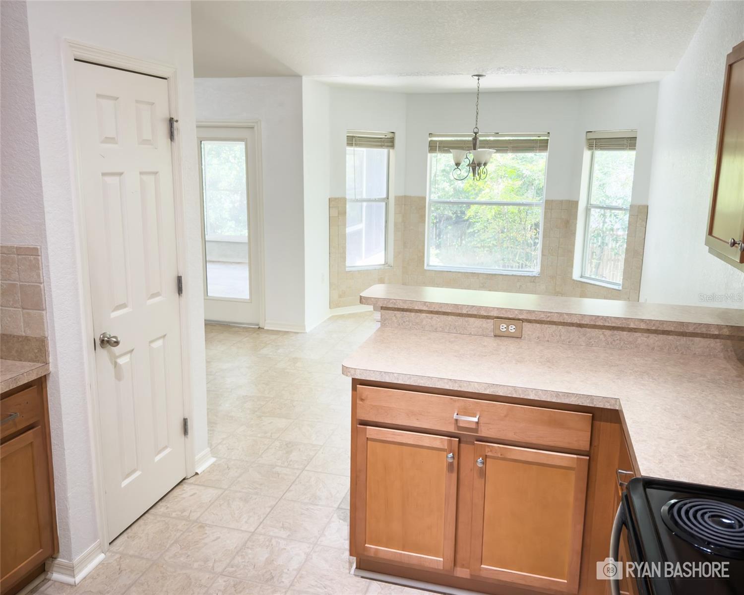 Listing photo id 8 for 3095 Coronet Court