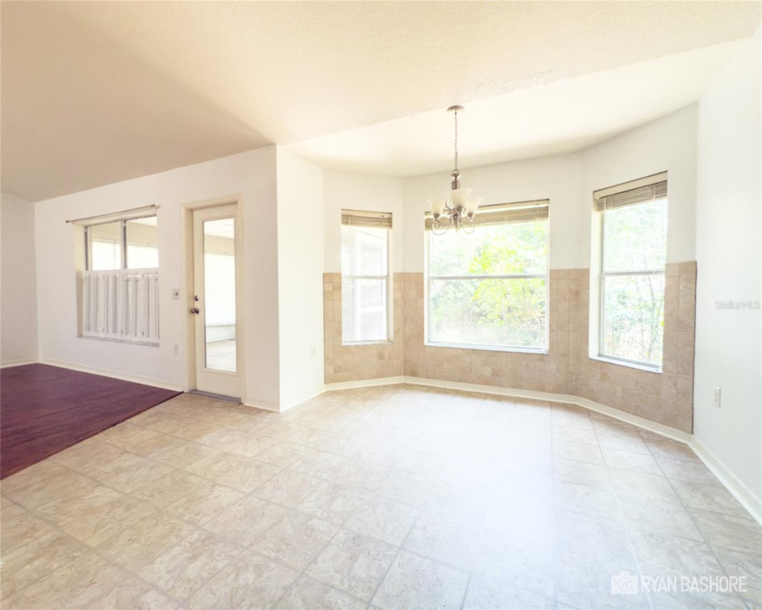 Listing photo id 9 for 3095 Coronet Court