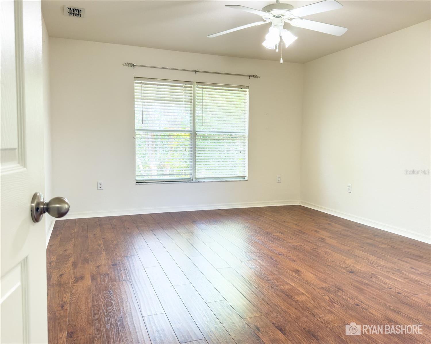 Listing photo id 12 for 3095 Coronet Court