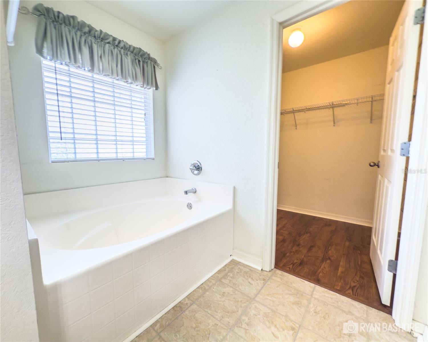 Listing photo id 15 for 3095 Coronet Court
