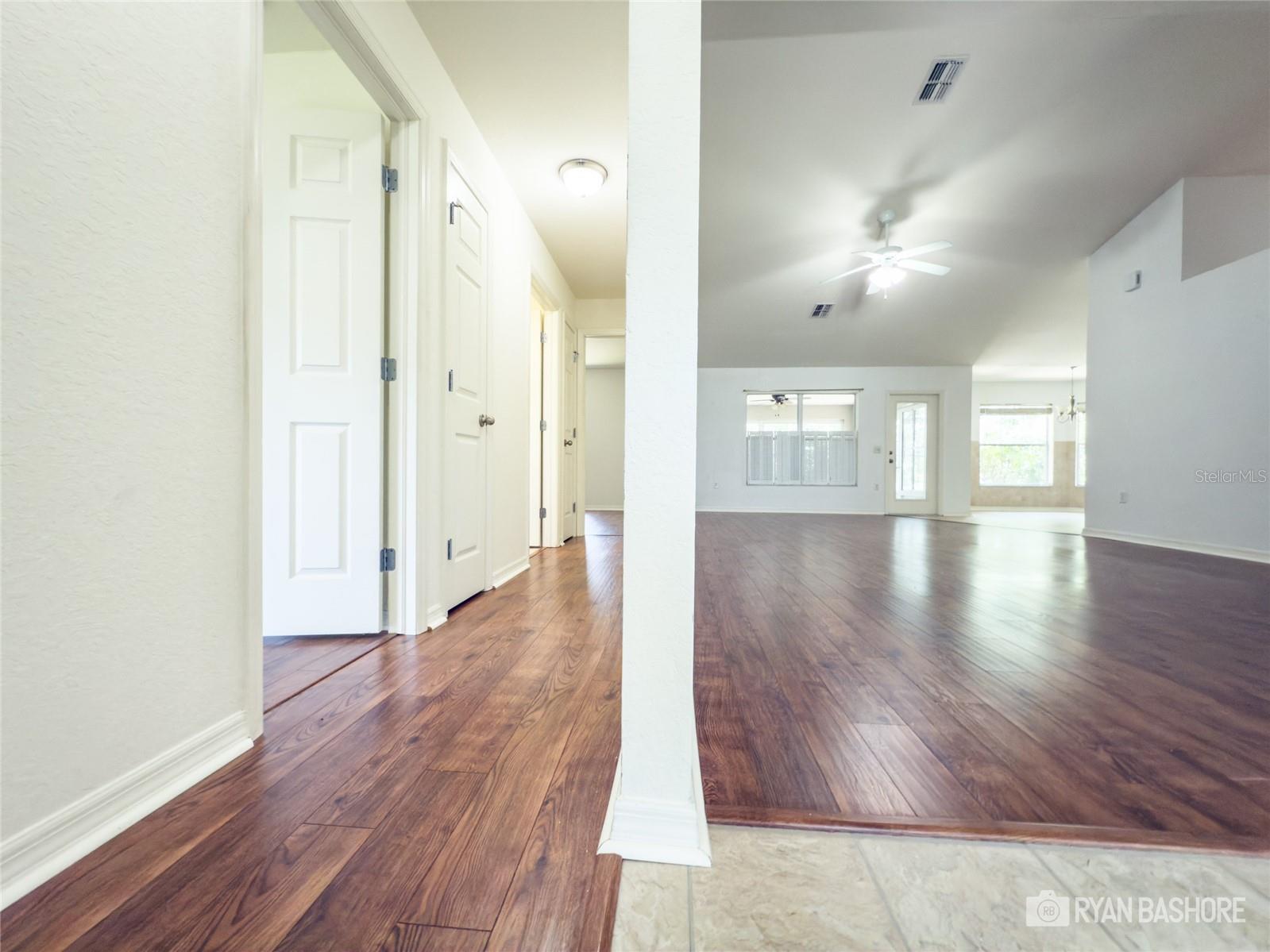 Listing photo id 18 for 3095 Coronet Court