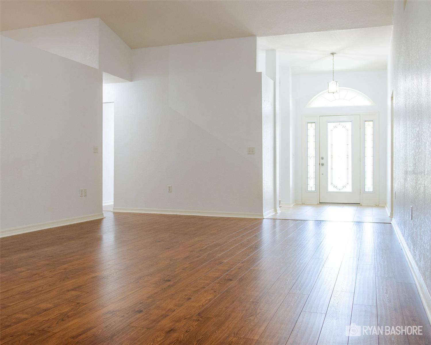 Listing photo id 1 for 3095 Coronet Court