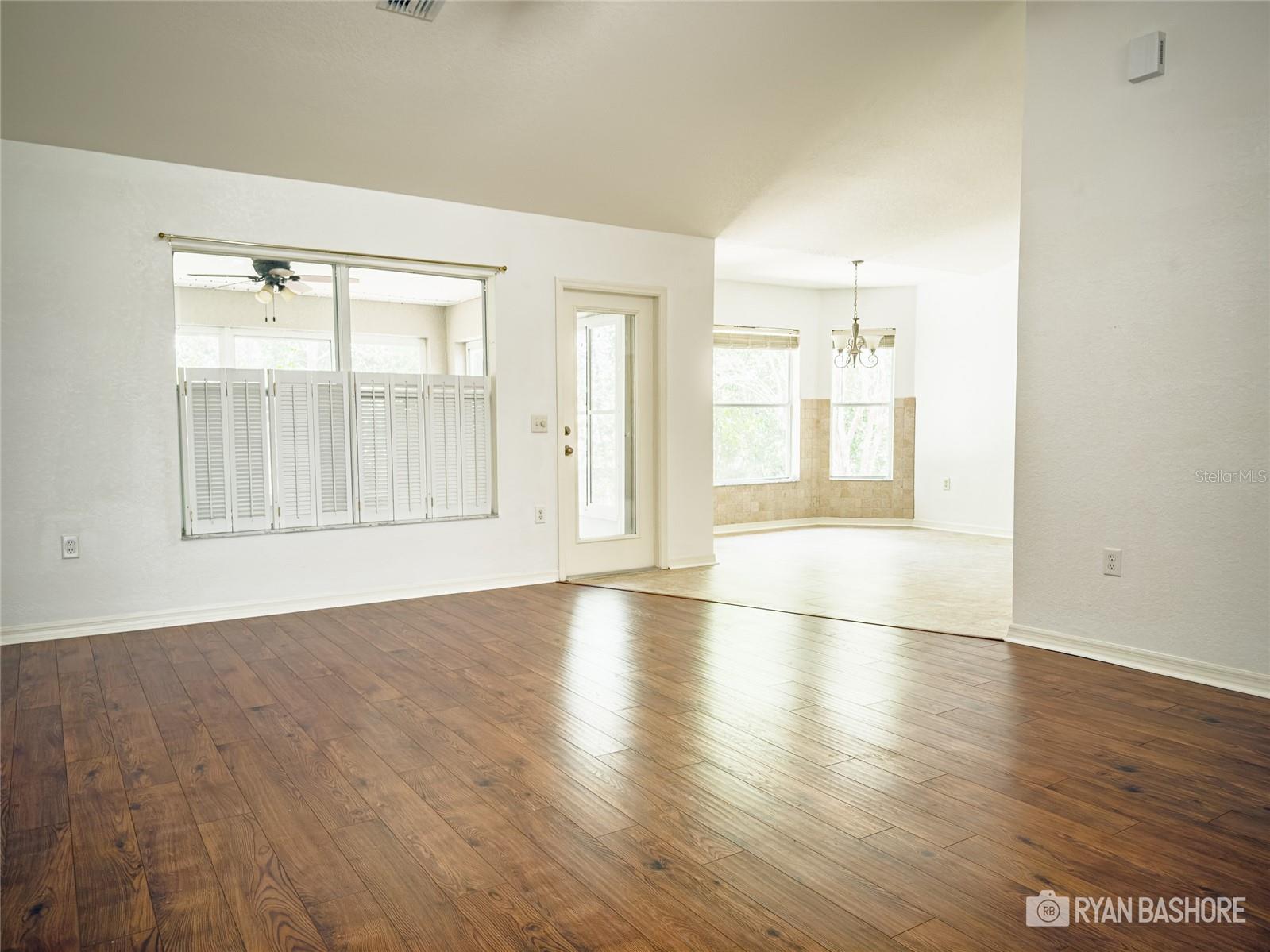 Listing photo id 2 for 3095 Coronet Court