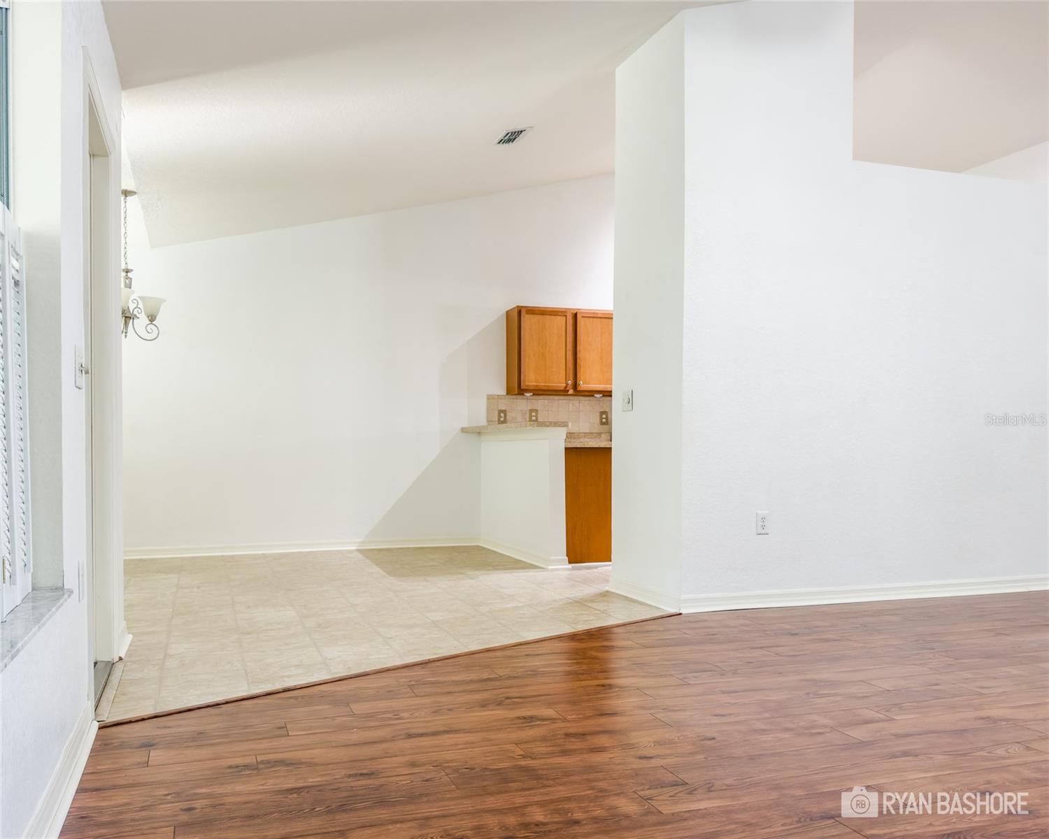 Listing photo id 3 for 3095 Coronet Court
