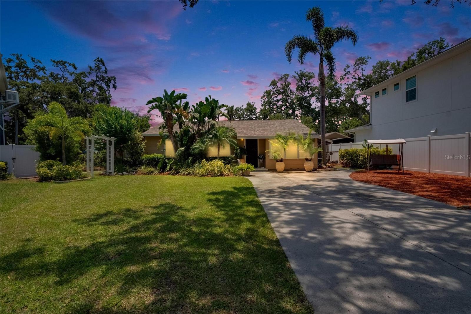Image 4 of 43 For 3626 Hesperides Street