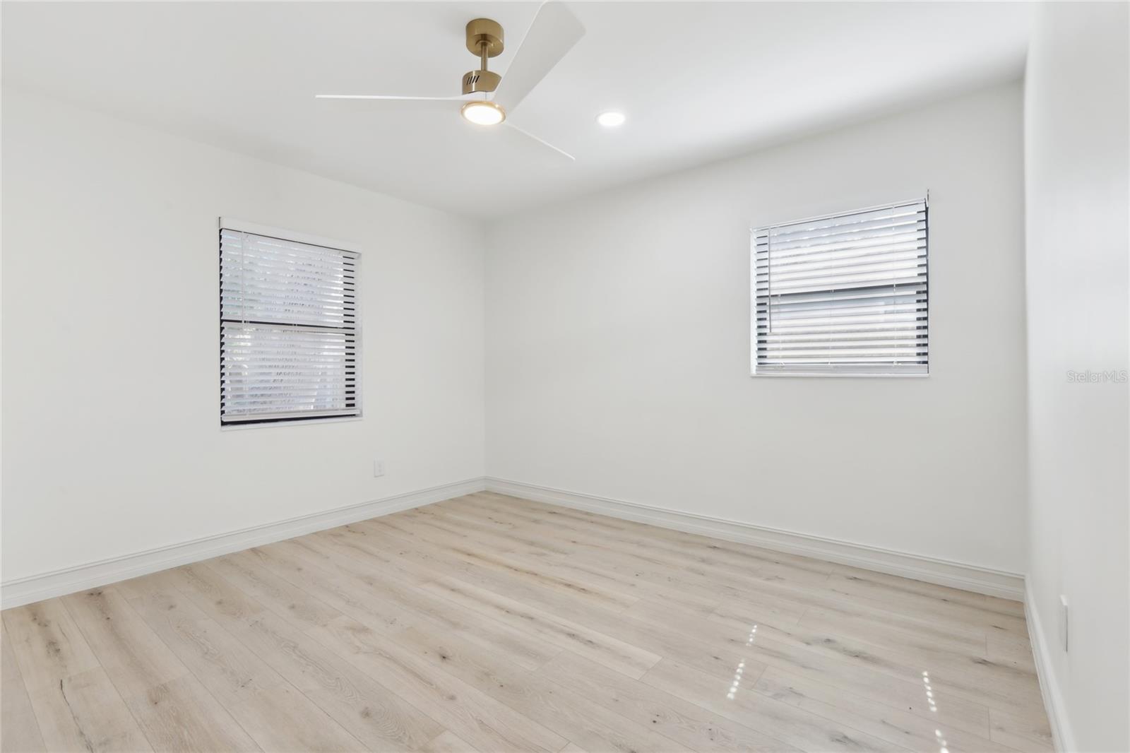 Image 27 of 32 For 1712 25th Avenue N
