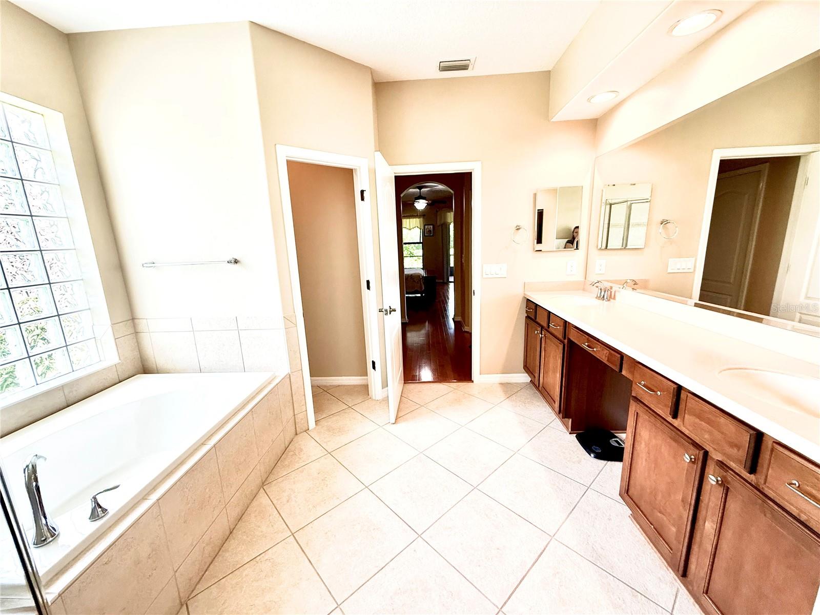 Listing photo id 12 for 9313 Lisbon Street