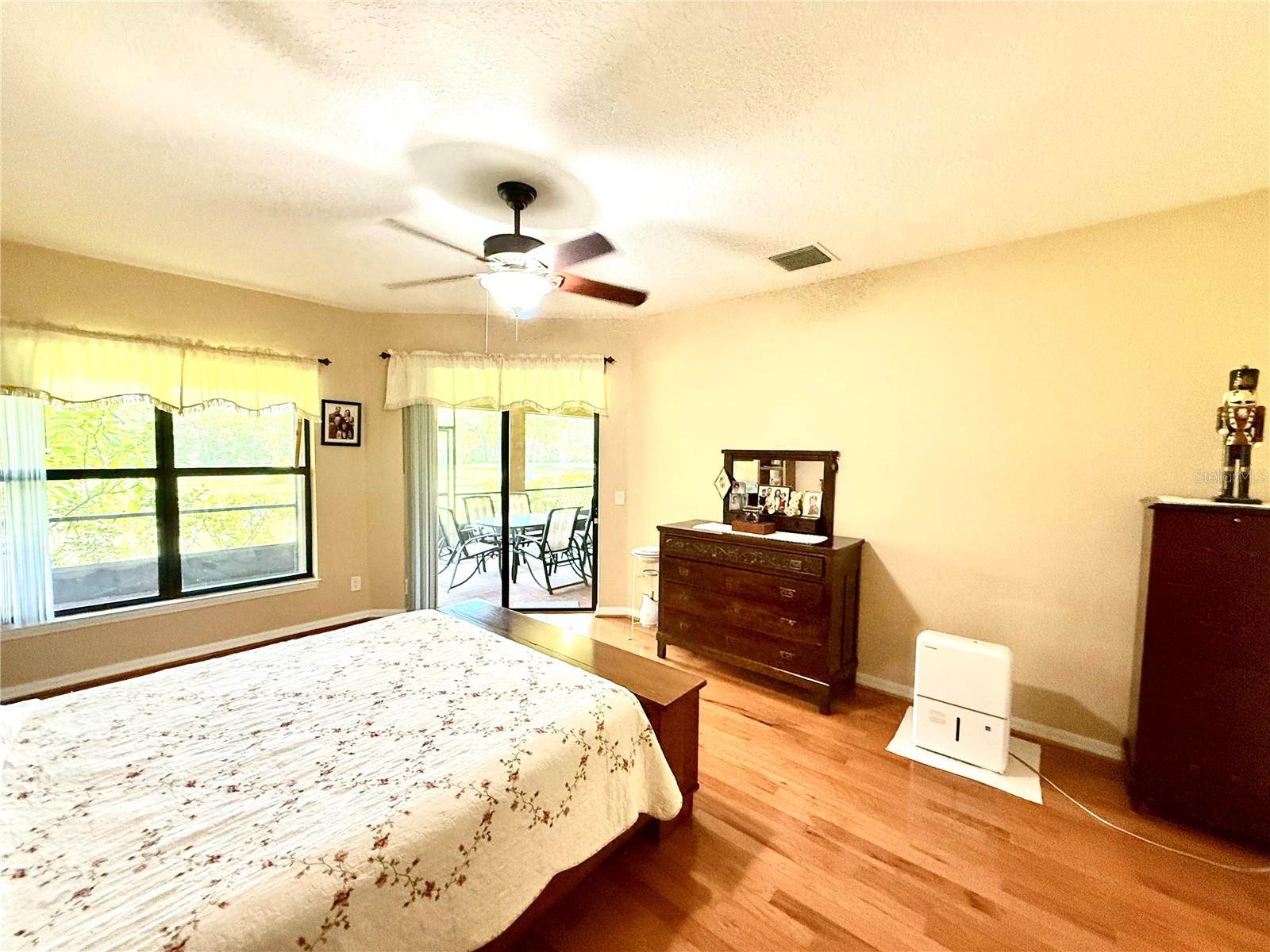 Listing photo id 13 for 9313 Lisbon Street